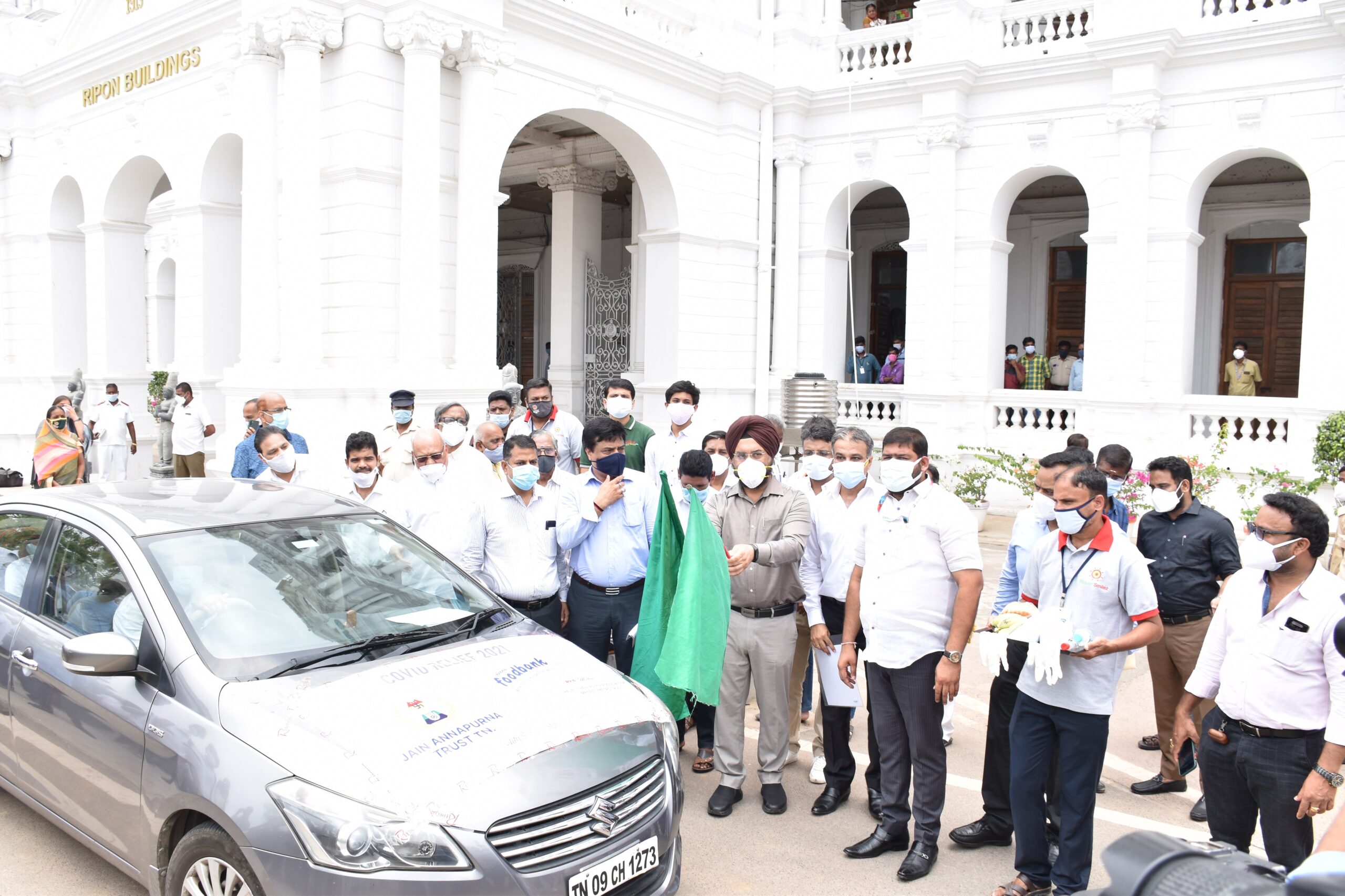 Corporation Commissioner Shri Gagandeep Singh flagged off food distribution drive by Chennai food Bank in Chennai.